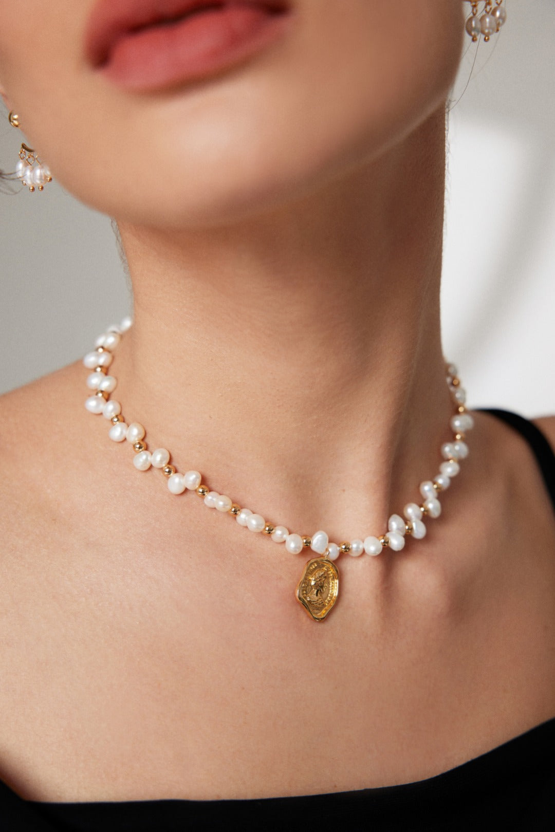 Queen's natural pearl necklace