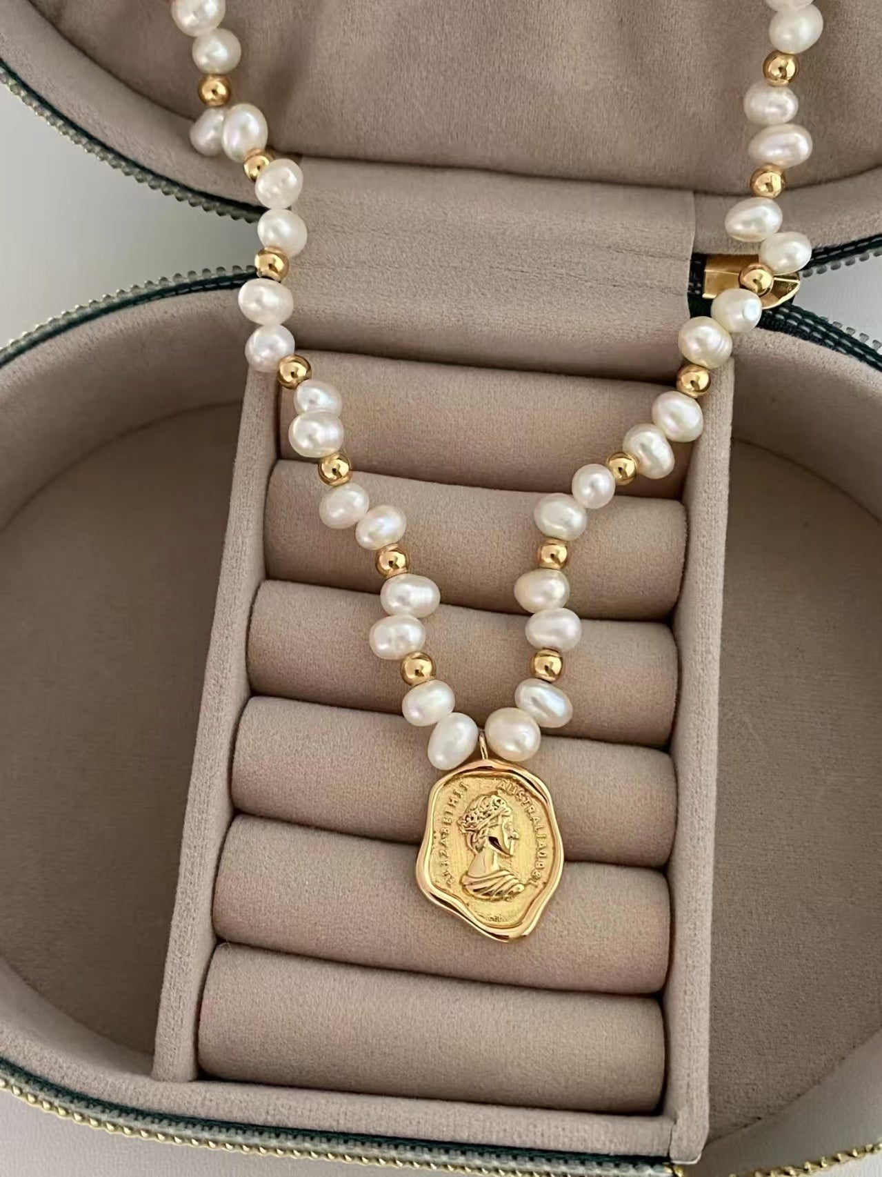 Queen's natural pearl necklace