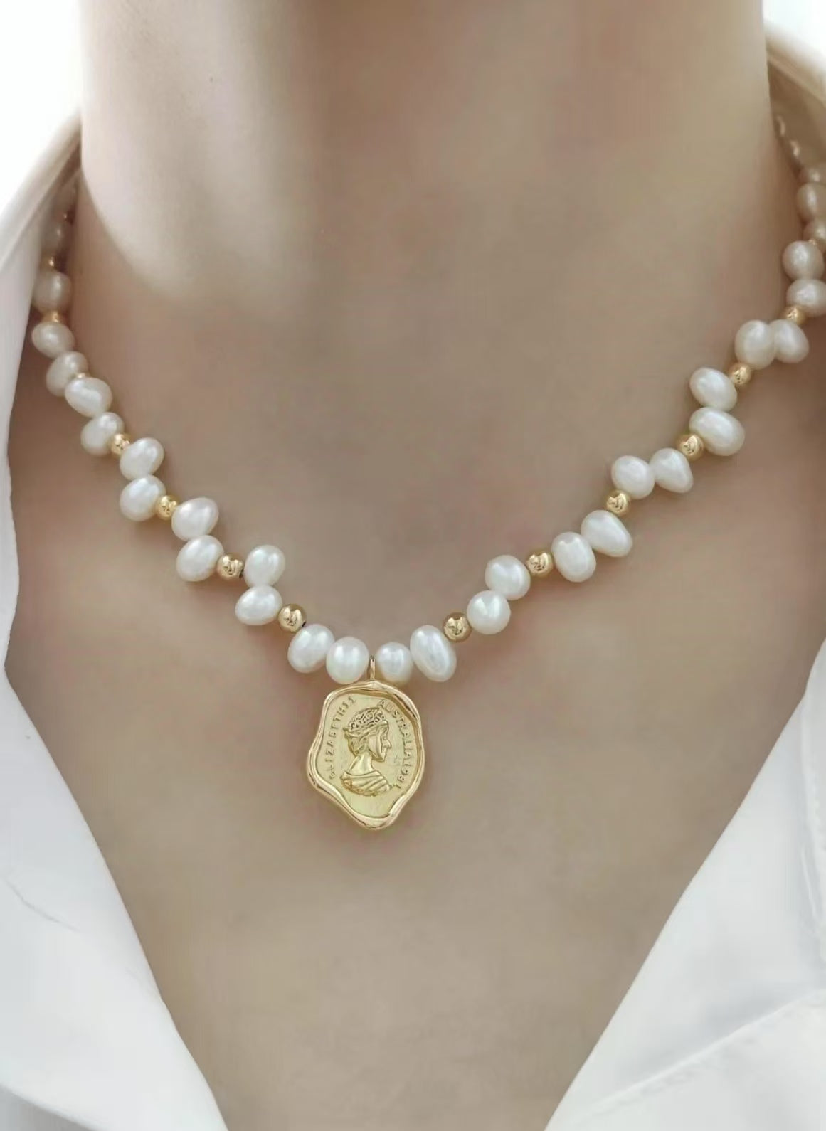 Queen's natural pearl necklace